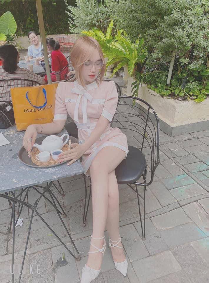 Hai chị em ở nhà chơi trò người lớn