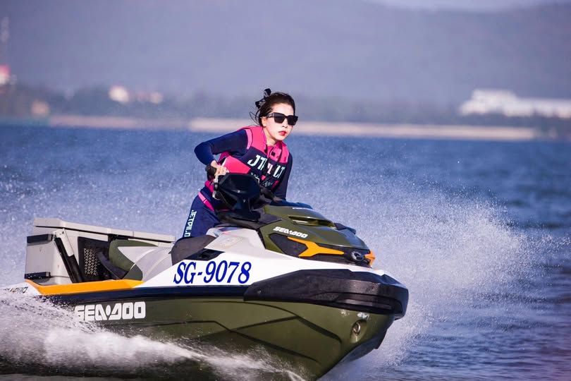 Gấu mua chuộc anh trai không nói với bố má về hình xăm