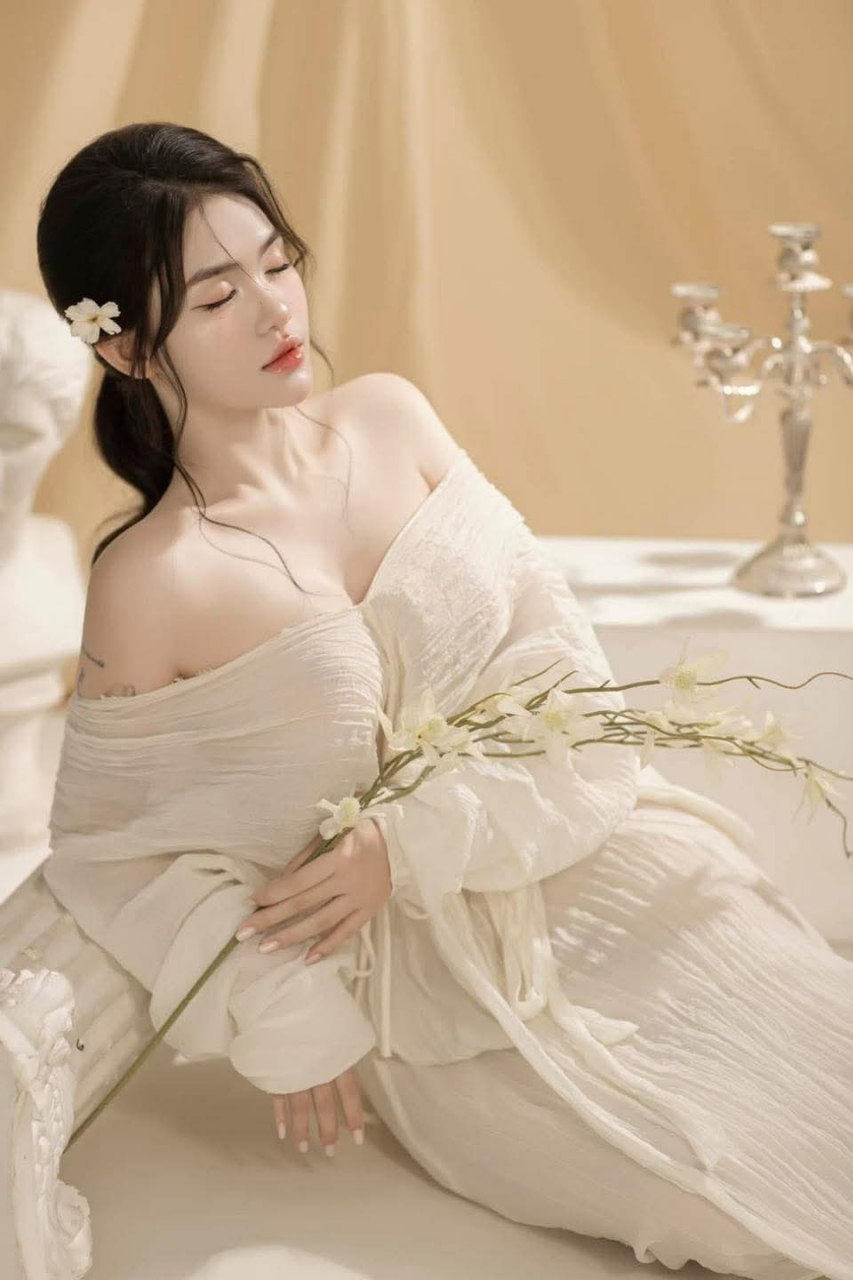 Con trai đi làm, bố Gã chồng ở nhà chơi thuốc con dâu