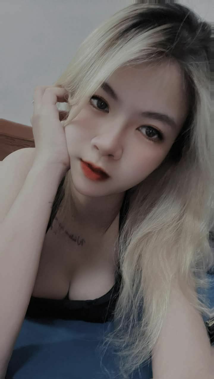 Sục cặc bằng quần lót ướt nhẹp nước lồn của dì